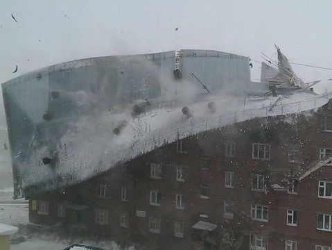 В Красноярском крае ветер сорвал крышу с пятиэтажного дома. Видео