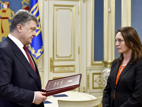 Порошенко передал Мирославе Гонгадзе орден "Звезда Героя", которого ее муж был удостоен 11 лет назад