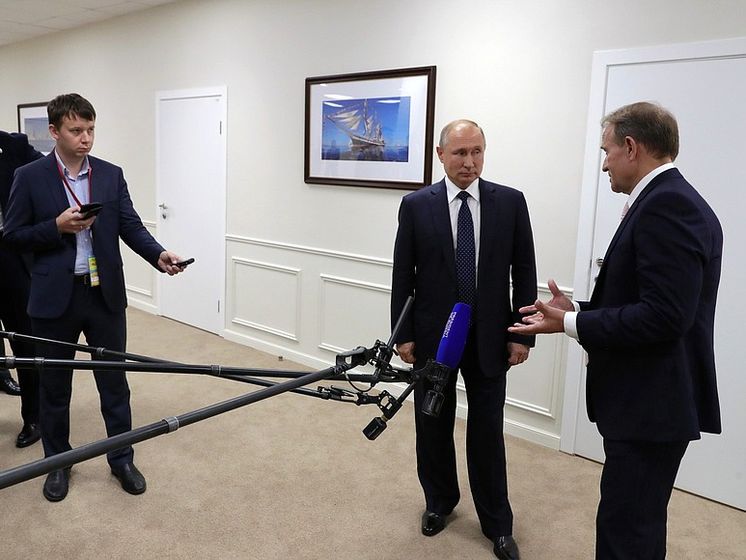 Путин назвал "сложным вопросом" освобождение Карпюка и Клиха