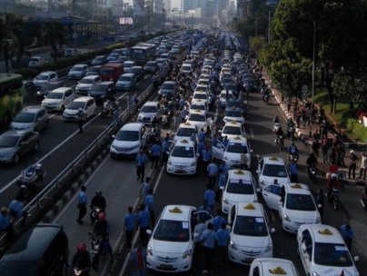 В Индонезии в знак протеста против Uber и Grab на улицы вышли тысячи водителей