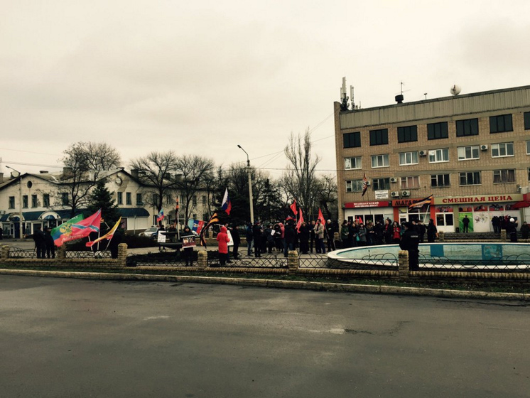 Возле суда, где зачитывают приговор Савченко, собрались люди с флагами "ДНР" и "Новороссии"