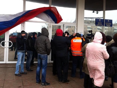В Донецке пророссийские активисты штурмом взяли облгосадминистрацию