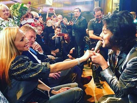 Киркоров встал перед Навкой на колено и целовал ей руки. Видео