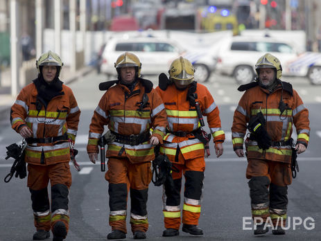 Сотрудники спасательной службы возле станции метро "Мальбек"