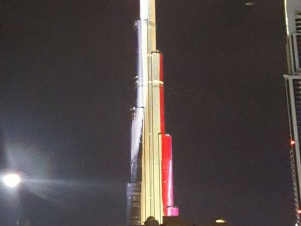 После терактов в Брюсселе самый высокий небоскреб в мире подсветили цветами бельгийского флага. Видео 