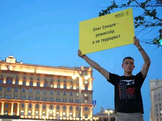 Суд в РФ приговорил к четырем годам колонии активиста, который выходил на пикеты в поддержку крымских татар и украинских моряков