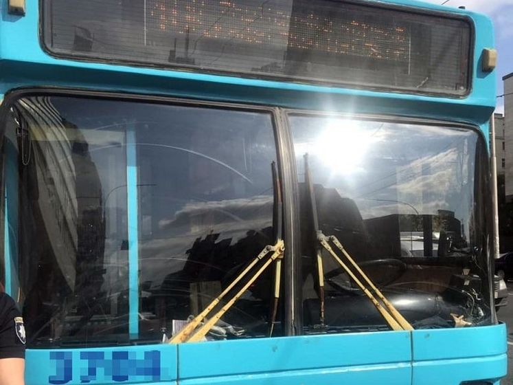 ﻿У Києві чоловік улаштував стрілянину в тролейбусі, двоє людей дістали поранення