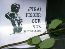 Цветы, письма и разноцветные здания: как поддерживают Бельгию по всему миру. Фоторепортаж