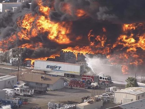 В США произошел масштабный пожар на заводе по переработке отходов. Видео