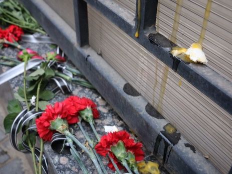 В Одессе забросали яйцами российское консульство, из-под которого еще не убрали цветы, принесенные в память о жертвах авиакатастрофы