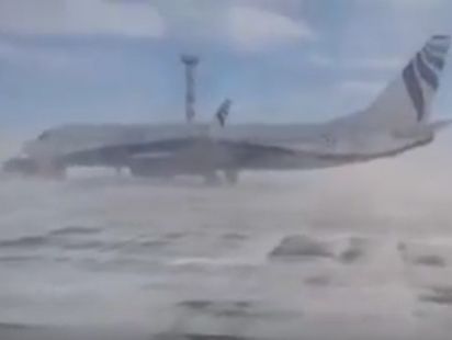 В аэропорту российского Норильска мощный ветер развернул многотонный Boeing. Видео
