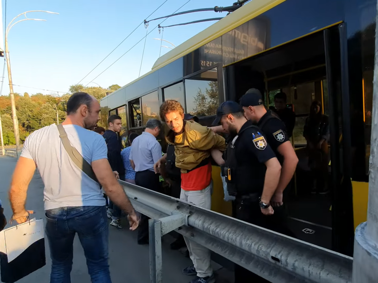 В Киеве задержали мужчину, устроившего стрельбу в троллейбусе. Видео