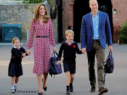 ﻿Британська принцеса Шарлотта пішла до школи