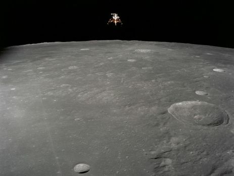 Полюса Луны смещаются, считают ученые