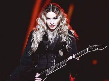 Мадонна отшлепала Гвендолин Кристи. Видео