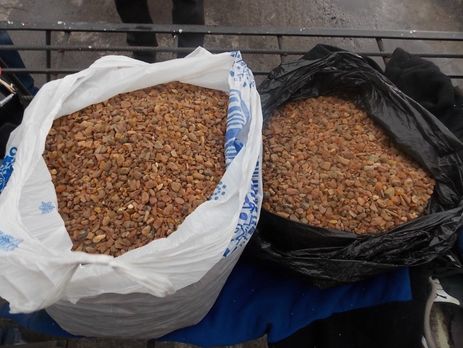 На границе с Беларусью пограничники изъяли у украинца более 12 кг янтаря