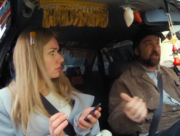 Хит YouTube: водитель такси навязал назойливую рекламу клиентам. Видео