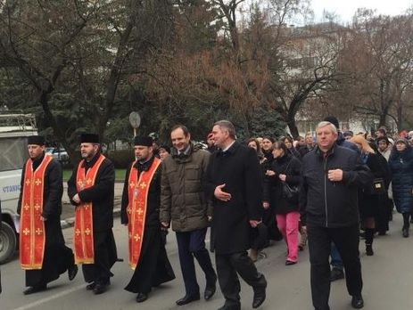 Марцинкив (справа от священников, в зеленой куртке): Мы должны стоять на своих христианских национальных ценностях