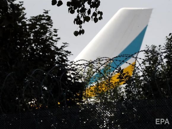 ﻿Літак зі звільненими українцями приземлився в "Борисполі"