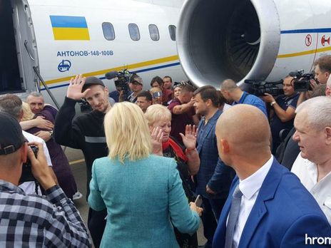 Літак із 35 звільненими українцями приземлився в "Борисполі"