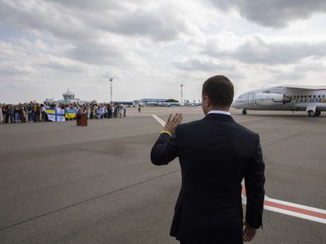 Зеленский снял с рук и подарил освобожденным морякам символические браслеты. Видео