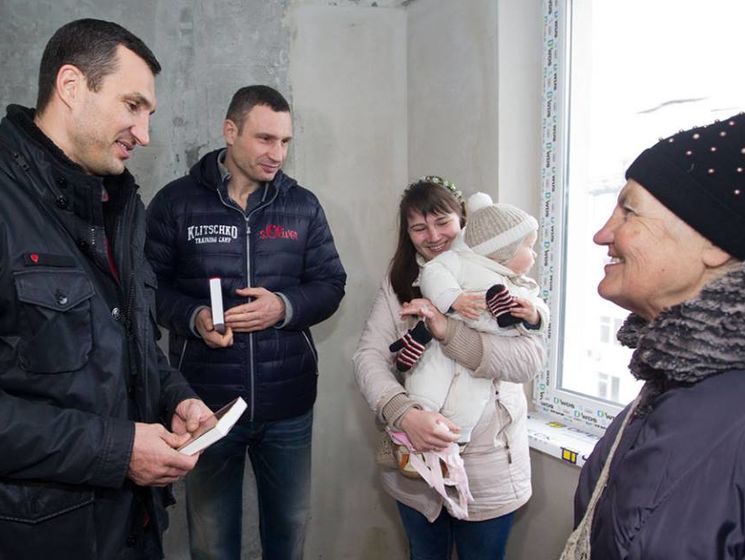 Братья Кличко подарили квартиру в Киеве сестре Стуса