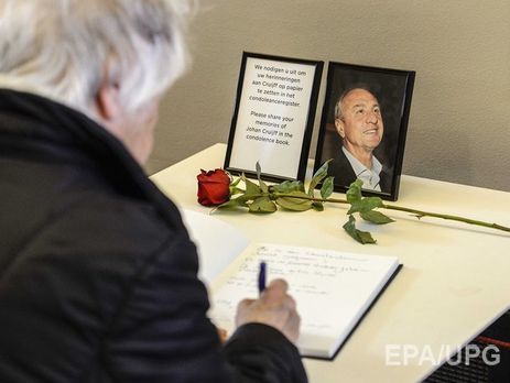 Болельщики почтили память Йохана Кройфа. Фоторепортаж