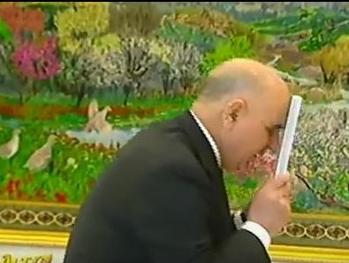 Туркменские чиновники целуют 35-ю книгу президента страны. Видео 