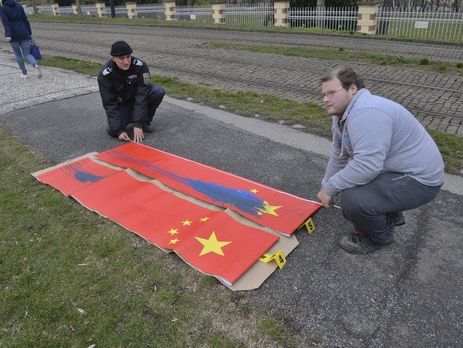 В Чехии закидали краской китайские флаги, вывешенные на пути следования кортежа Си Цзиньпина из аэропорта. Фоторепортаж