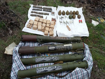 В Мариуполе местная жительница обнаружила тайник с оружием и боеприпасами