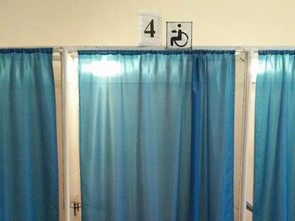 "Опора": На избирательных участках в Кривом Роге появились кабинки для инвалидов