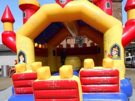 В Британии девочка погибла в надувном батуте, который унесло сильным ветром – СМИ