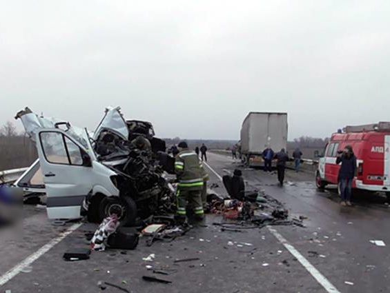 В Полтавской области столкнулись микроавтобус и грузовик, погибли восемь человек