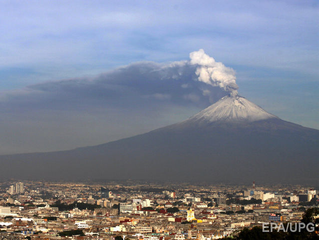 В Мексике проснулся вулкан Попокатепетль. Видео