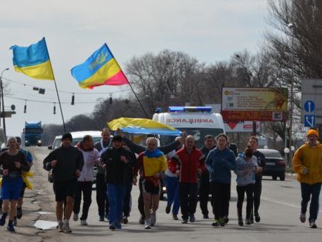 30-километровым забегом из Смелы в Черкассы активисты поддержали Савченко 