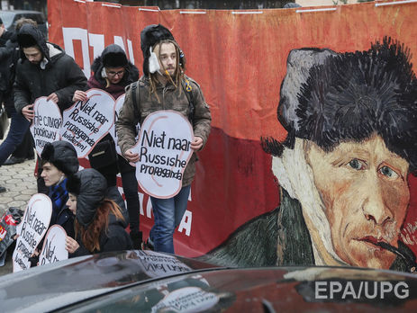 Митингующие у посольства Нидерландов в Киеве с плакатами на голландском: "Не слушайте российскую пропаганду"