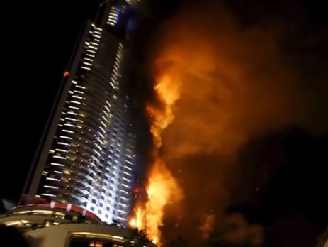 В ОАЭ гигантский пожар охватил два небоскреба комплекса Ajman One. Видео