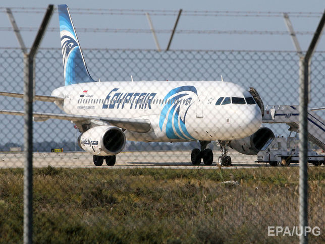 Захватчик египетского самолета согласился отпустить всех пассажиров, кроме четырех иностранцев и экипажа
