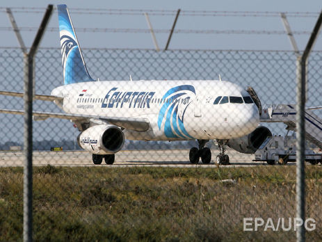 Захватчик египетского самолета согласился отпустить всех пассажиров, кроме четырех иностранцев и экипажа