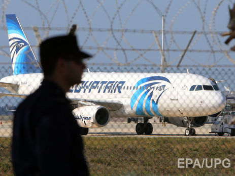 Египетские власти заявляют, что на борту самолета остаются семь человек