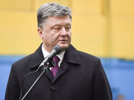 В АП рассказали, что дарят Порошенко: среди подарков – набор для йоги, книга Клименко и учебники истории Украины