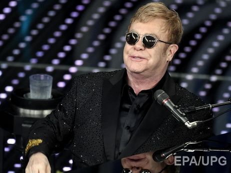 Элтона Джона обвинили в сексуальных домогательствах