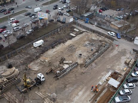 В центре Киева строят стеклянный центр административных услуг