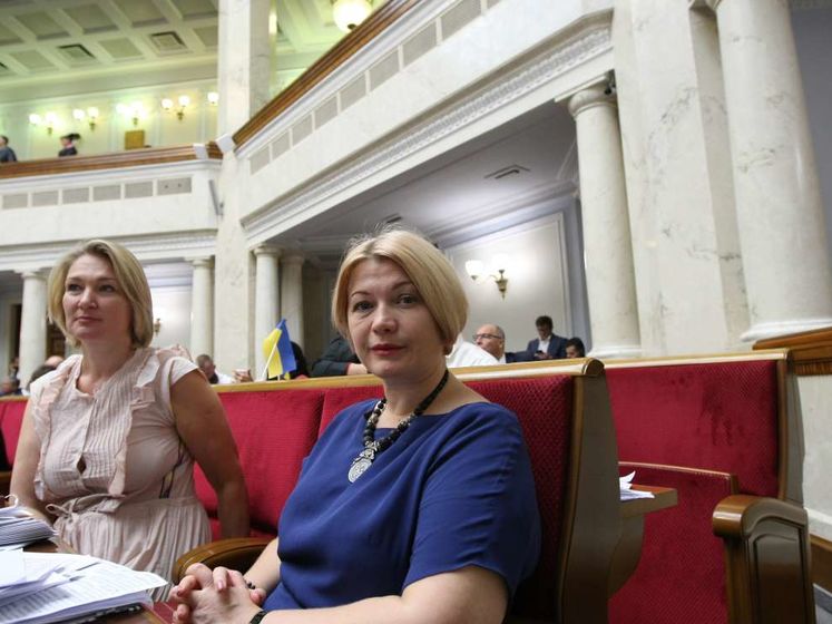 ﻿Геращенко назвала парламентську більшість "зеленими чоловічками" і "югендом", фракція "Європейської солідарності" заблокувала трибуну. Відео