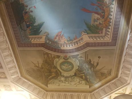 Нардеп Жужий показал фото художественной росписи, размещенной на потолке в холле Верховной Рады, с символами коммунизма