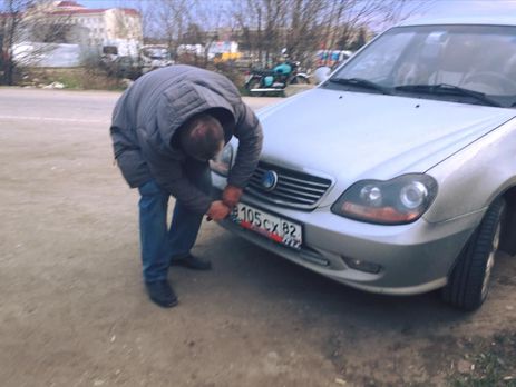 Километровые очереди в Крыму: автовладельцы днем и ночью меняют украинские номера на российские