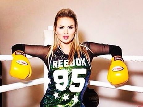 Семенович обнажила грудь. Фото