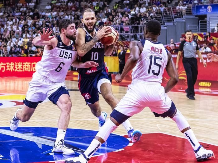 ﻿Збірна США з баскетболу вилетіла в 1/4 фіналу чемпіонату світу, програвши на топтурнірах уперше за 13 років