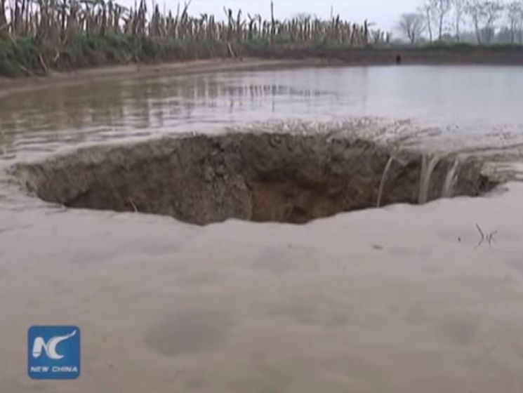 В Китае озеро с тоннами рыбы провалилось под землю. Видео