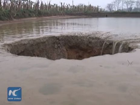В Китае озеро с тоннами рыбы провалилось под землю. Видео